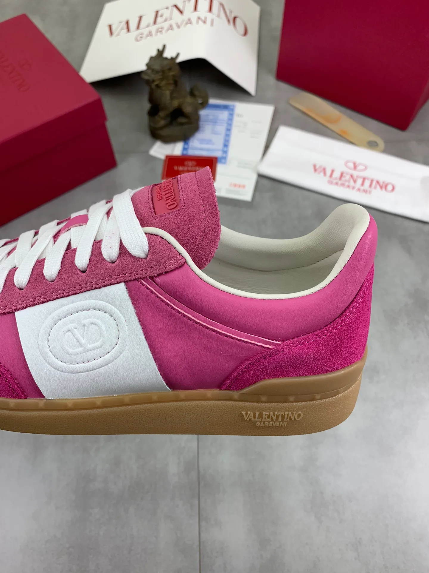 Men's Men's Shoes P520 New Couple Style Valentino Valentino 2025/UPVILLAGE Couple Casual Sports Shoes Moral Training Shoes 🆚Professional high-end, perfect replica, first-class quality, all made of original 1:1 materials, exclusive mold opening! 🎁Full set of high-end packaging at the counter ✔️Fabric: high mercerized cowhide ✔️Outsole: TPU material outsole ✔️Size: female 35-40 male 39-45 (female 41 male 38.46) 🆚All details are customized at 1:1 mold, striving for perfection!